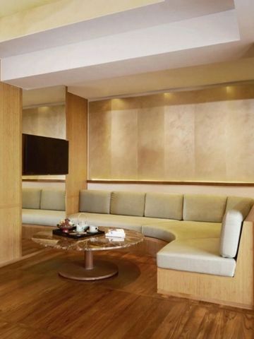 Gemütlicher Sitzbereich mit rundem Tisch und Sofa