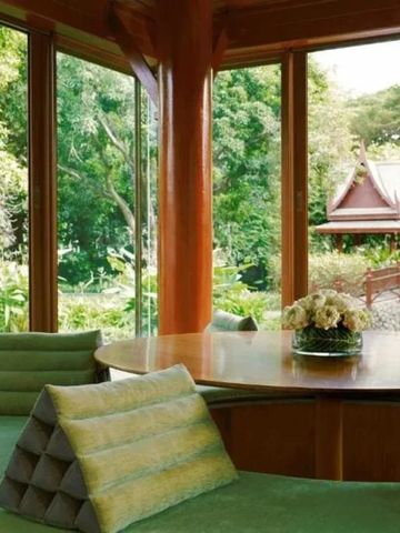 Heller Raum mit Panoramafenster und Blick auf einen traditionellen Pavillon im Garten