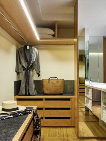 Luxuriöser Ankleideraum mit Spiegeln und direktem Zugang zum Badezimmer