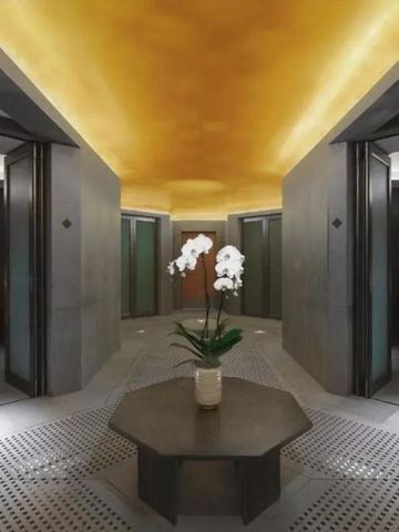 Eleganter Spa-Eingangsbereich mit goldener Decke und Orchideen