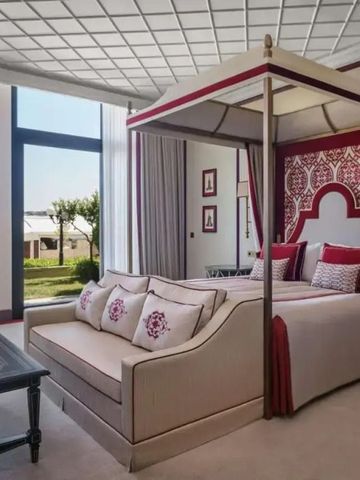 Elegantes Schlafzimmer im Ciragan Palace Kempinski mit Himmelbett und Gartenblick