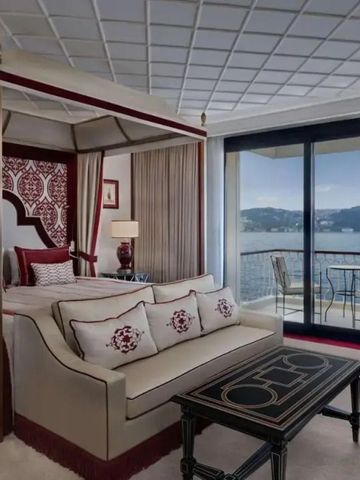 Luxuriöses Zimmer im Ciragan Palace Kempinski mit Himmelbett und Balkonblick auf das Wasser