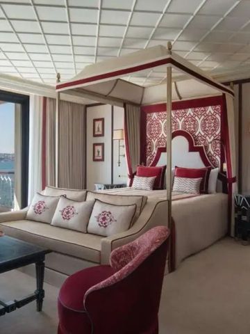 Luxus-Suite mit Himmelbett und spektakulärer Aussicht