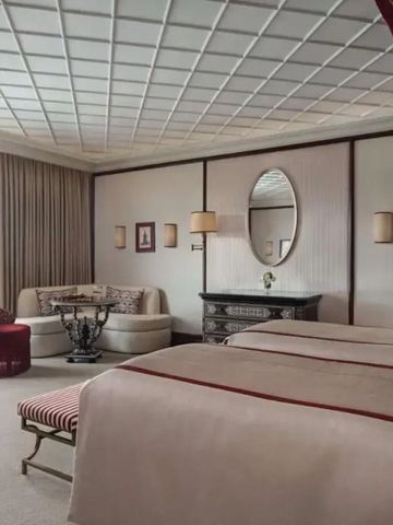 Elegantes Zimmer mit Doppelbett und Sitzbereich