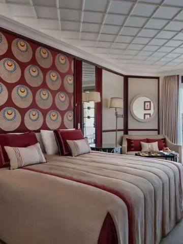 Zimmer mit zwei Betten und traditioneller Verzierung