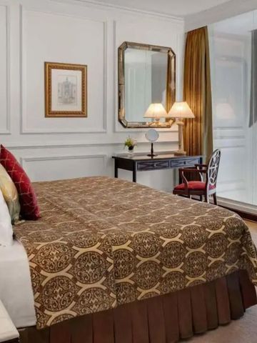 Luxuriöses Hotelzimmer mit elegantem Dekor und Schreibtisch