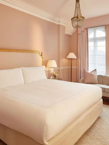 Geräumiges Hotelzimmer mit hellem Interieur und großen Fenstern