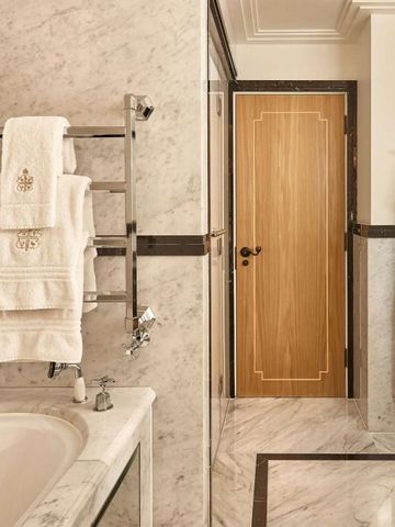 Luxuriöses Badezimmer mit Marmoroberflächen und eleganten Armaturen