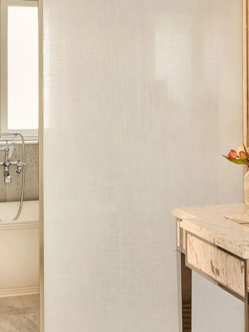 Badezimmer mit freistehender Badewanne und stilvollen Details