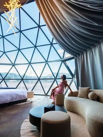 Moderne Innenarchitektur in einem Kuppelzelt mit großem Fenster