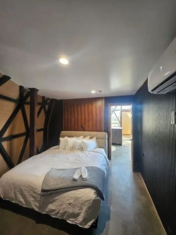 Komfortables Schlafzimmer in einer modernen Unterkunft mit dunklen Holzelementen