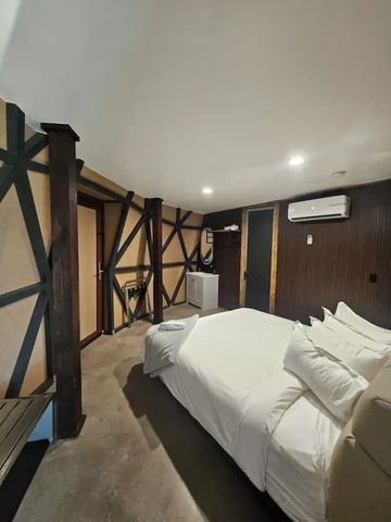 Stilvolles Hotelzimmer mit Designakzenten aus Holz und Weiß