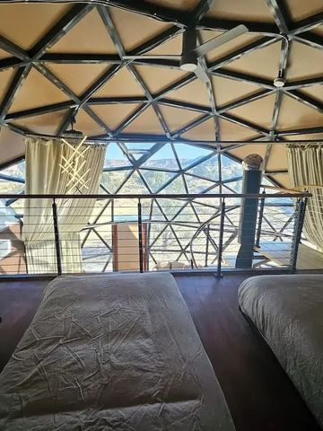 Innenansicht eines Kuppelzimmers mit Blick auf die Landschaft