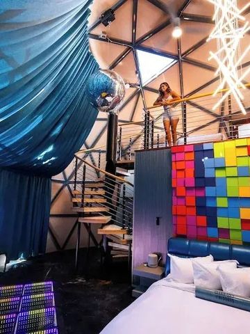 Pop-Art-Zimmer eines Geodoms mit bunter Wanddekoration und luxuriösem Bett