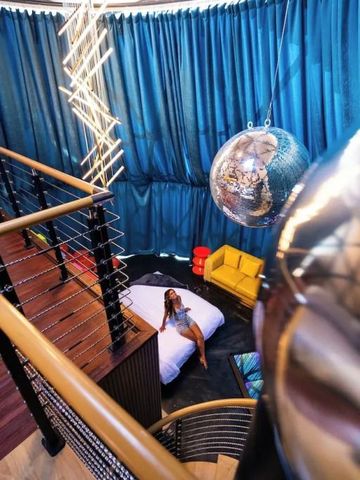 Überblick über die Galerie eines Geodoms mit glitzernden Kugeln