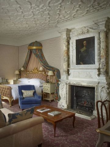 Zimmer mit opulentem Kamin und reich verziertem Plafond im Cliveden House.