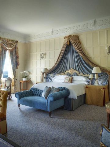 Luxuriöses Schlafzimmer mit Himmelbett und edlem Dekor