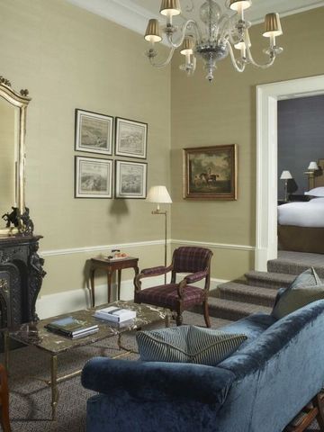 Luxuriöses Wohnzimmer mit Kamin und stilvollem Interieur