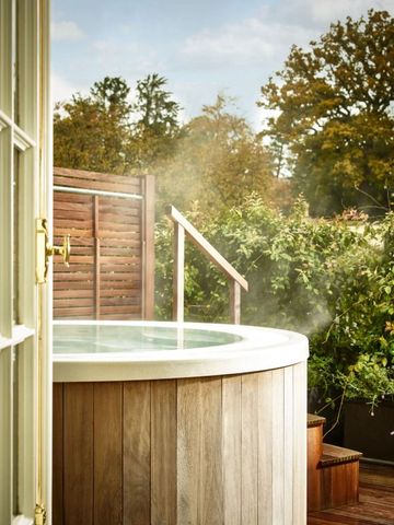 Privater Whirlpool auf Terrasse mit Naturblick