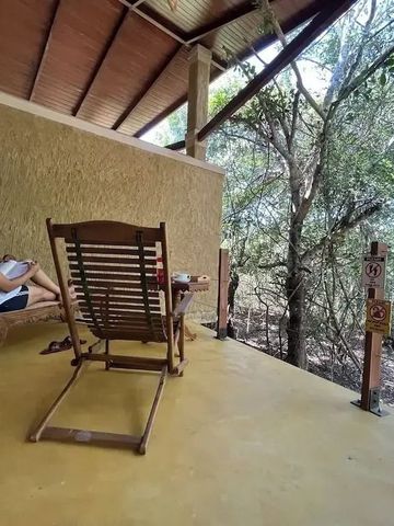 Entspannung auf einer Terrasse mit Blick auf Bäume