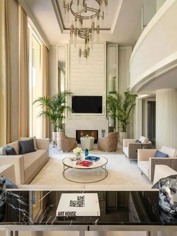 Elegante Lounge mit großer Fensterfront und modernen Sitzmöbeln