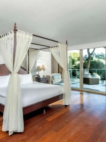 Vierpfostenbett in großzügigem Zimmer mit Terrasse und Gartenblick