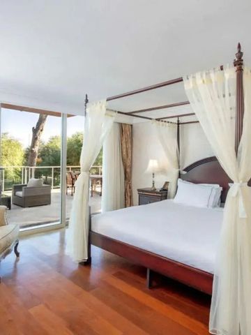 Luxuriöses Schlafzimmer mit Terrasse und eleganter Einrichtung