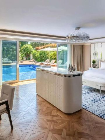 Große Suite mit Blick auf den privaten Pool und stilvoller Einrichtung