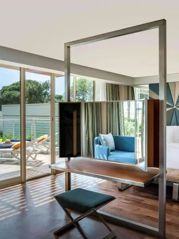 Modernes Zimmer mit Blick auf Terrasse und Garten über bodentiefe Fenster