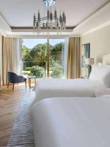 Helles Doppelzimmer mit großen Fenstern und luxuriöser Ausstattung