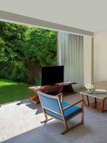 Gemütliches Wohnzimmer mit Gartenblick durch eine offene Schiebetür