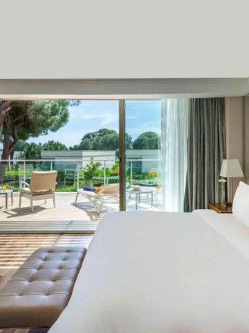 Atemberaubendes Schlafzimmer mit Zugang zu einer privaten Terrasse