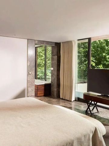 Modernes Zimmer mit großem Fenster und Blick ins Grüne