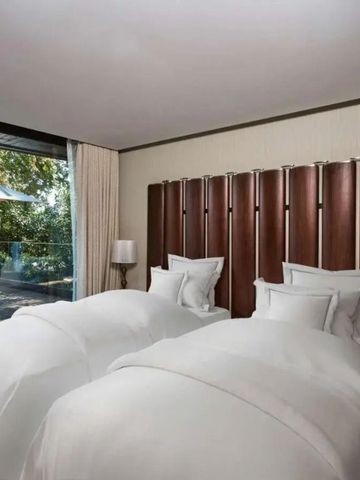 Komfortables Doppelzimmer mit Zugang zur Terrasse und Gartenblick