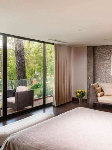 Stilvolle Suite mit Sofa und Fensterfront zur privaten Terrasse