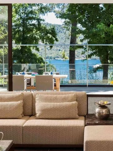 Elegante Suite mit Blick auf Terrasse und Meer.