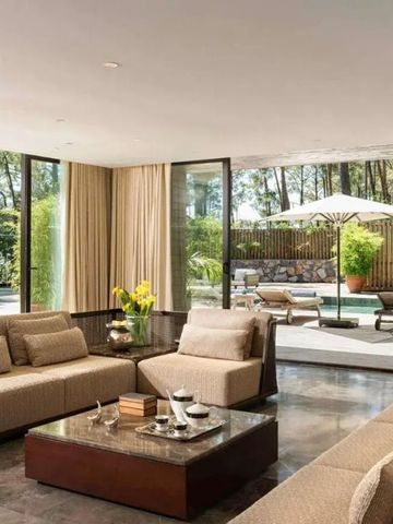 Große Lounge in offener Villa mit Terrassenzugang.