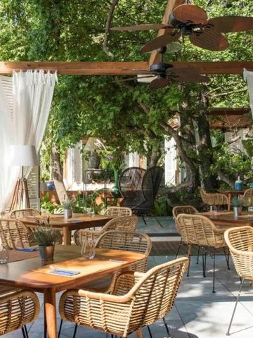 Gemütliches Restaurant im Freien mit Holzmöbeln.