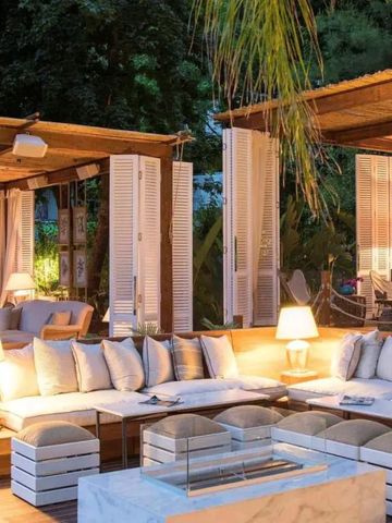 Gemütliche Lounge mit eleganter Beleuchtung im Freien