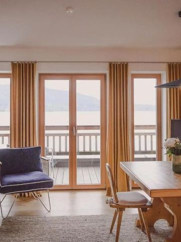 Wohnbereich mit Seeblick und moderner Einrichtung