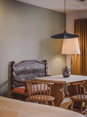 Gemütlicher Essbereich mit Holztisch und Stühlen im rustikalen Stil