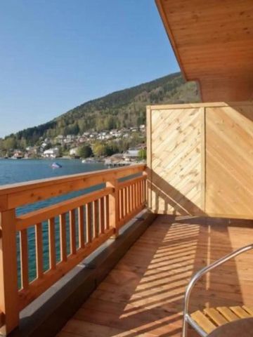 Holzterrasse mit Blick auf den See und umliegende Landschaft
