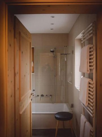 Modernes Badezimmer mit Dusche und Holzdetails