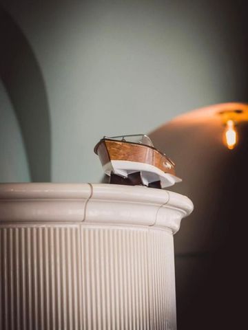 Dekoratives Modell eines Bootes auf einem Tisch