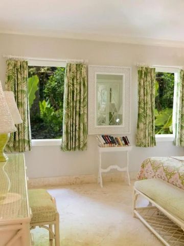 Geräumiges Zimmer mit grünen Vorhängen und natürlichen Akzenten