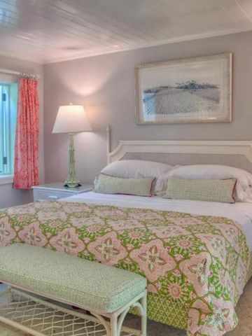 Ruhiges Schlafzimmer in Pastellfarben mit großen Fenstern