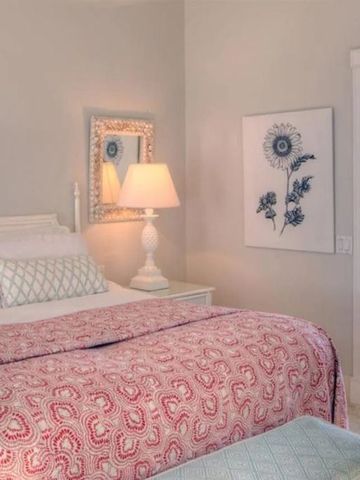 Komfortables Zimmer mit Kunst an der Wand und weichen Betten