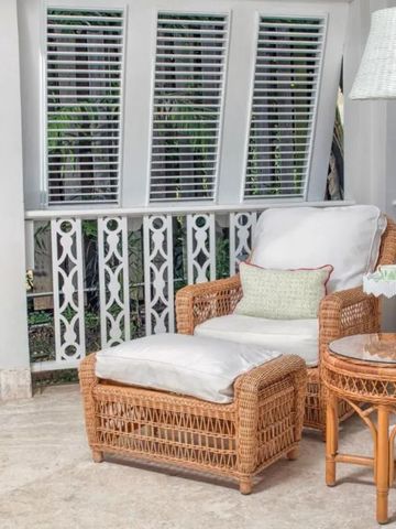 Gemütliche Sitzecke mit Korbmöbeln auf einer Terrasse