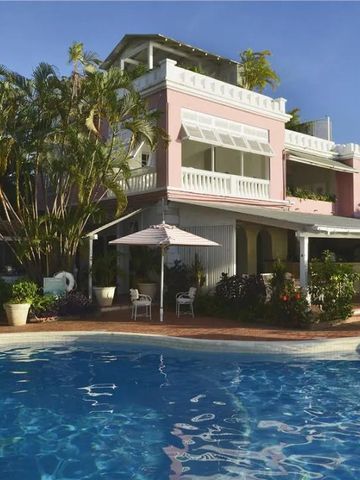 Hotelgebäude von Cobblers Cove mit Pool und Sonnenschirmen