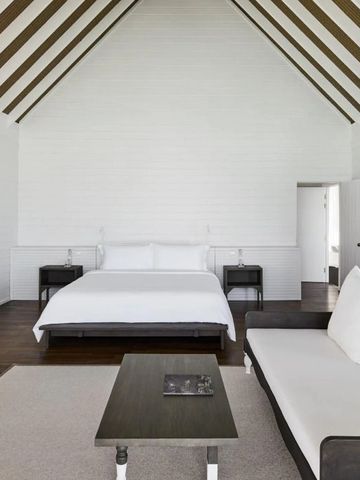 Modernes Schlafzimmer mit hohen Decken und minimalistischer Einrichtung